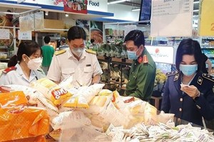 市場管理力量在檢查贗品。