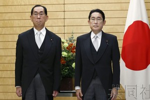 認證儀式後，總務相松本剛明（左）和首相岸田文雄合影。11月21日攝於首相官邸。（圖：共同社）