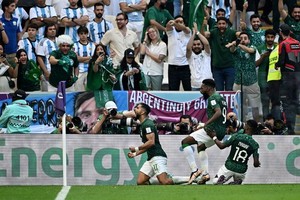 沙特球員慶祝勝利。（圖：互聯網）