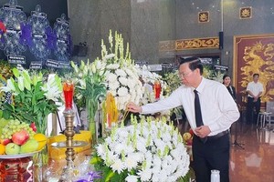 市人委會主席潘文邁前來禮堂上香致禮，表示哀悼。