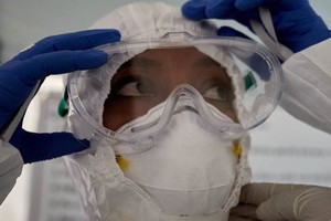 一名衛生工作者在埃塞俄比亞首都亞的斯亞貝巴附近的一個隔離中心接受培訓。（圖：WHO）