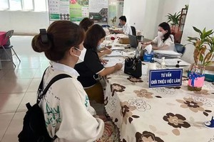 勞動者到就業服務中心諮詢工作機會。（阮陽攝）