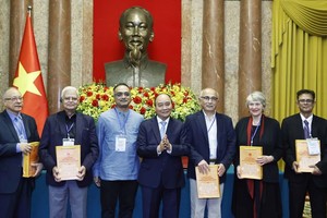 國家主席阮春福贈送禮物給世界和平理事會代表。