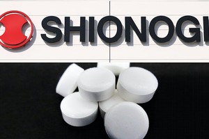 日本厚生勞動省22日緊急批准由鹽野義製藥公司研發的新冠口服藥“XOCOVA”。（圖：Nikkei）