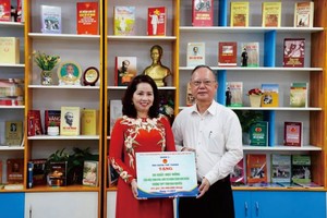 穗城會館向陳開源中學頒贈助學金