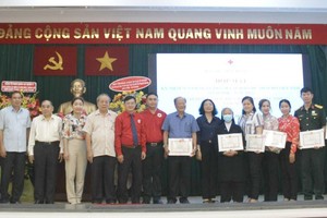 「慈善之花」與郡領導合照留念。