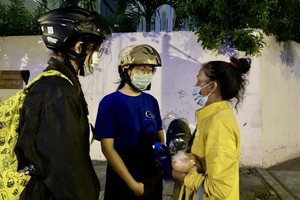 芳芝慈善組向無家可歸露宿者贈送暖被行動 。 