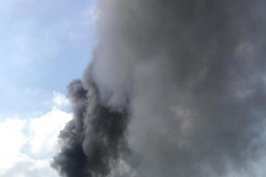 火警現場濃煙滾滾。（圖：春忠）