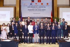 國會主席王廷惠出席越南菲律賓投資貿易論壇與雙方代表合影。（圖：越通社）