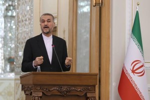 11月23日,伊朗外長阿卜杜拉希揚在德黑蘭舉行的記者會上講話。（圖：新華社）