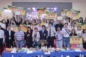 參加“達人秀才藝比賽總領館杯”的貴賓和師生合照留念。