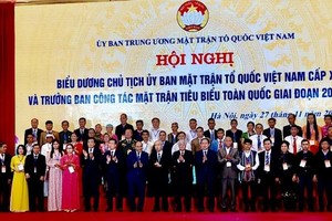 國家主席阮春福與越南祖國陣線委員會幹部合影。