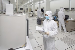 守德市高新技術園區的越南Datalogic 有限責任公司勞工加工高新技術產品。