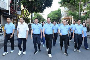 市領導一起參加徒步運動。