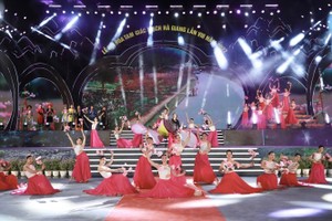 河江省2022年蕎麥花節開幕式文藝表演節目。（圖：維俊）