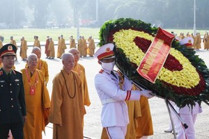越南佛教教會神職人士、骨幹領導與出席大會代表虔誠敬獻花圈晉謁胡志明主席陵。（圖：善明）