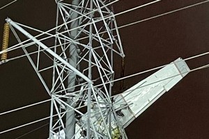 飛機撞上電線懸掛空中。（圖：互聯網）