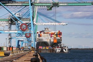 圖為馬賽福斯港工業區的集裝箱裝卸平台。（圖：新華社)