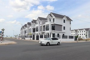 堅江省迪石市西北都市區的一排高級住房。