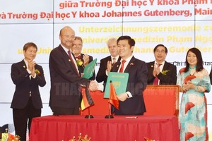 范玉石醫科大學與美因茨約翰內斯古騰堡醫科大學（德國）重新簽約儀式。（圖：市黨部新聞網）