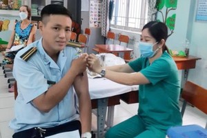 第十一郡醫療人員在為民眾接種新冠疫苗。