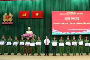 市委副書記阮胡海向成績出色的集體和個人頒授獎狀。（圖：志石）