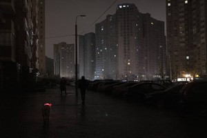 2022年11月16日，停電期間的烏克蘭首都基輔。（圖：AP）