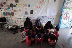 為應對暴力升級，一個巴勒斯坦難民家庭在加沙北部的學校 避難。（圖：聯合國）