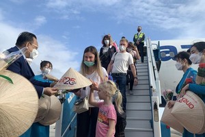 慶和省迎接國際遊客團。（圖：CTV）