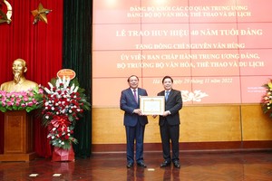 中央機關黨委書記阮文體代表黨和國家領導向阮文雄同志頒授2022年11月7日40年黨齡紀念章《決定》。（圖：祖國報）