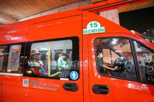 一輛免費接駁車抵達車站。（圖：周俊）