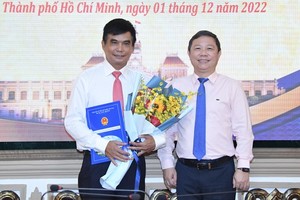 新任市電視台總經理高英明（左）與市人委會副主席楊英德合影。（圖：越勇）