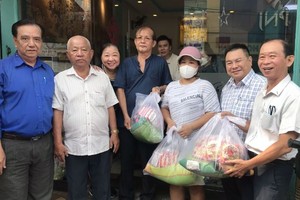 貴賓與贊助商向窮人發送禮物。