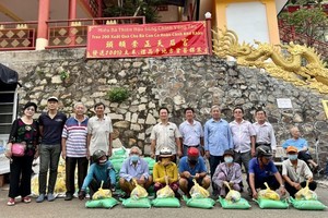 頭頓崇正天后宮各理事、熱心人士向窮人發送禮物。