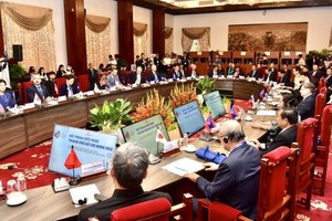  “本市友好對話”圓桌全景。