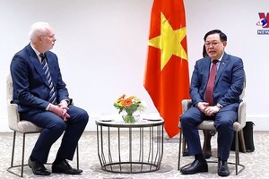 國會主席王廷惠（右）會見恆天然集團負責合作事務首席執行官邁克·克羅寧（Mike Cronin）。（圖：視頻截圖）