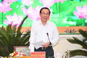 市委書記、市軍事黨委書記阮文年主持會議並發表講話。（圖：越勇）