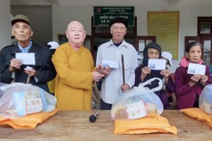 第十一郡蓮華寺住持釋惟鎮法師向人民派發賑濟品。