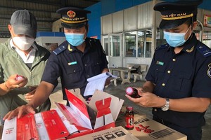 海關人員在核定查驗進出口貨品。（圖：市黨部新聞網）