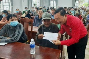 富安省貧困長者獲阮黃恩副主席贈送禮物代金。