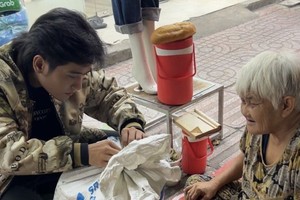 日官以其最真誠之心到處購買美食派送給貧困者 品嚐-NYCC