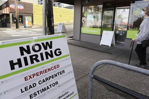 美國勞工部2日公布數據顯示，11月非農就業人口增26.3萬人，高於市場預估的20萬人，此為去年4月以來最低增幅。（圖：AP）