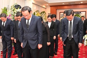 市委書記阮文年與代表團吊唁原中共中央總書記江澤民同志。（圖：越勇）