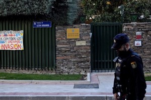 一名警員在烏克蘭駐西班牙馬德里大使館外駐守。（圖：AFP）