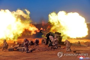 朝鮮國務委員會委員長金正恩從上月25日至本月9日對朝鮮人民軍戰術核武器運用部隊、遠程砲兵部隊及航空部隊的訓練進行指導。圖為朝軍進行砲擊的場面。（圖：韓聯社/朝中社）