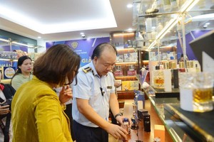 市場管理總局總局長陳友靈指引民眾區分真貨與假貨。