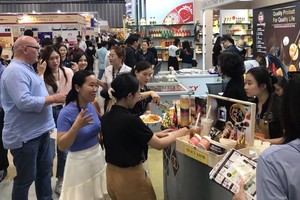 眾多國內外觀眾參觀展覽會並品嚐美食。