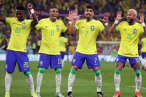 巴西球員跳舞慶祝進球。（圖：互聯網）