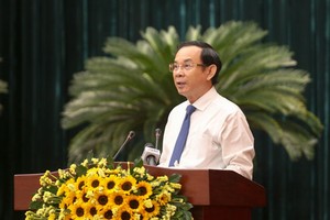 黨中央政治局委員、市委書記阮文年在會上致詞。