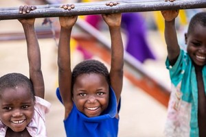 在馬拉維的卡普卡，孩子們在戶外玩耍。（圖：兒基會）